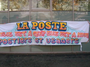 postier-e-s-devant-le-siege-de-la-poste-1024x768