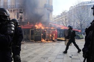 1203865-incendie-fouquet-s-gilets-jaunes-16-mars