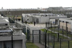 Vue générale réalisée le 19 janvier 2008 du centre de rétention administrative du Mesnil-Amelot au nord de Paris. Des associations européennes appellent ce jour militants et citoyens à protester contre l'enfermement des étrangers sans papiers, alors qu'une directive sur leur rétention et leur expulsion pourrait être adoptée lors du premier semestre 2008. AFP PHOTO STEPHANE DE SAKUTIN / AFP PHOTO / STEPHANE DE SAKUTIN